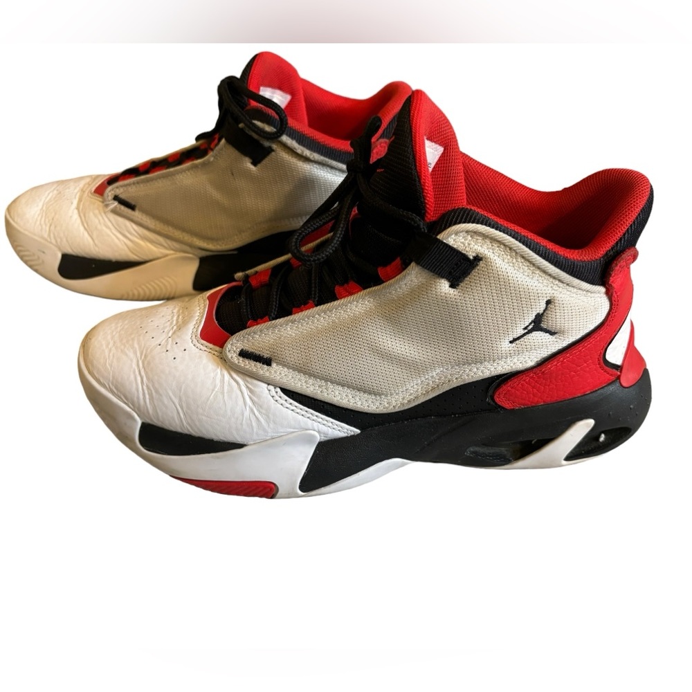 Jordan Men’s Max Aura 4 Red/Black/White sneaker. Size 8‎